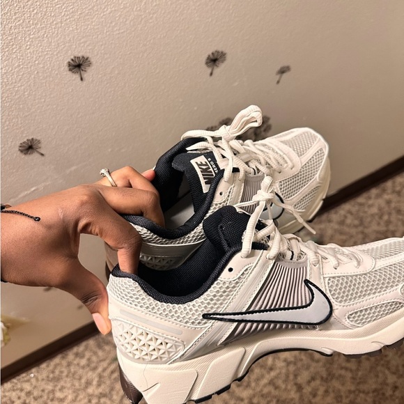 Nike Air Zoom Vomero 5 - Picture 3 of 3